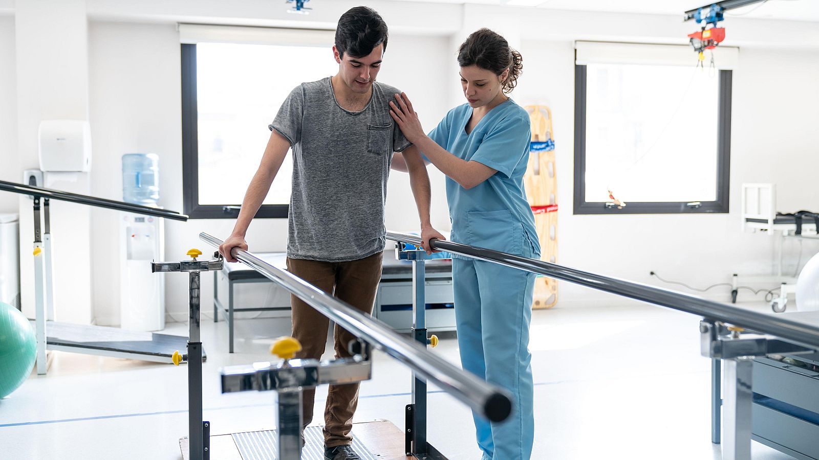 Dos personas con una lesión medular incompleta vuelven a caminar - Telediario 2 | Ver