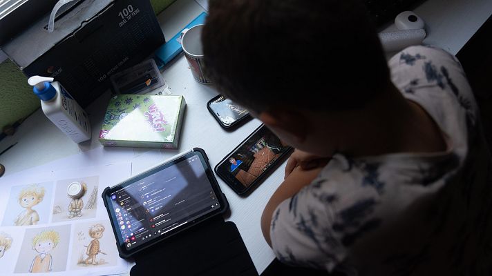 Telediario 1 - El comité de expertos recomienda cero dispositivos hasta los 6 años y móviles analógicos de 12 a 16