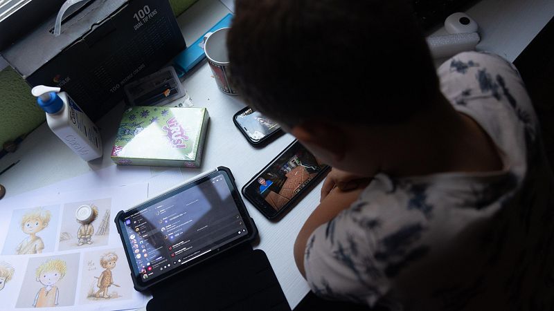 Cero dispositivos hasta los 6 años y móviles analógicos de 12 a 16 | Ver