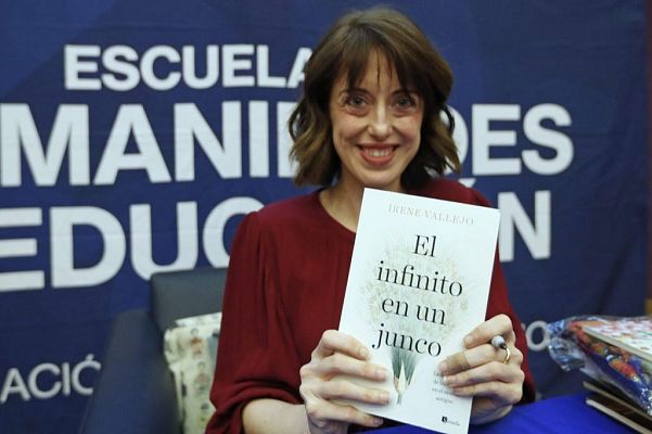 Telediario 1 - Irene Vallejo deslumbra con 'El infinito en un junco' en la Feria de Literatura de Guadalajara, en México