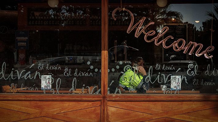 Telediario 1 - Volver a empezar tras la DANA: pequeños comercios de trajes falleros sobreviven gracias a iniciativas privadas