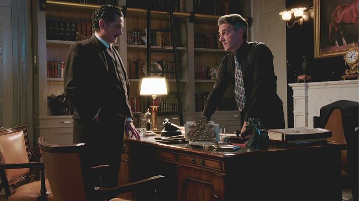 Salón de té La Moderna - Emiliano le entrega el informe a Fermín