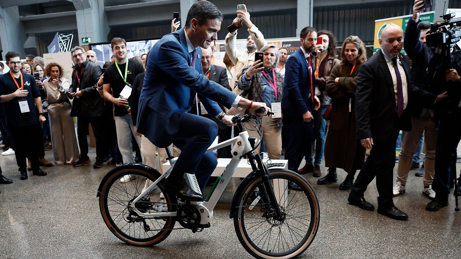Sánchez prueba una bicicleta de hidrógeno verde - Informativo 24h | Ver