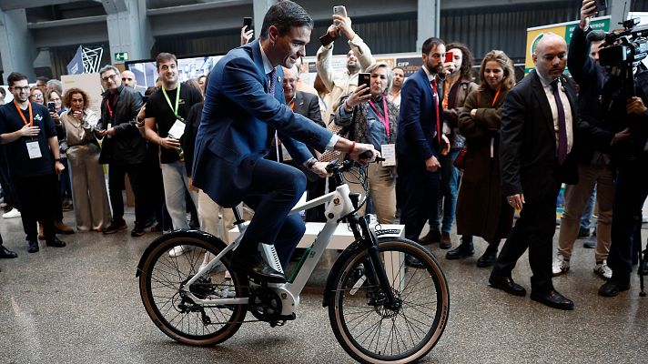 Informativo 24h - Sánchez prueba una bicicleta de hidrógeno verde en un acto para lanzar centros de FP en Madrid