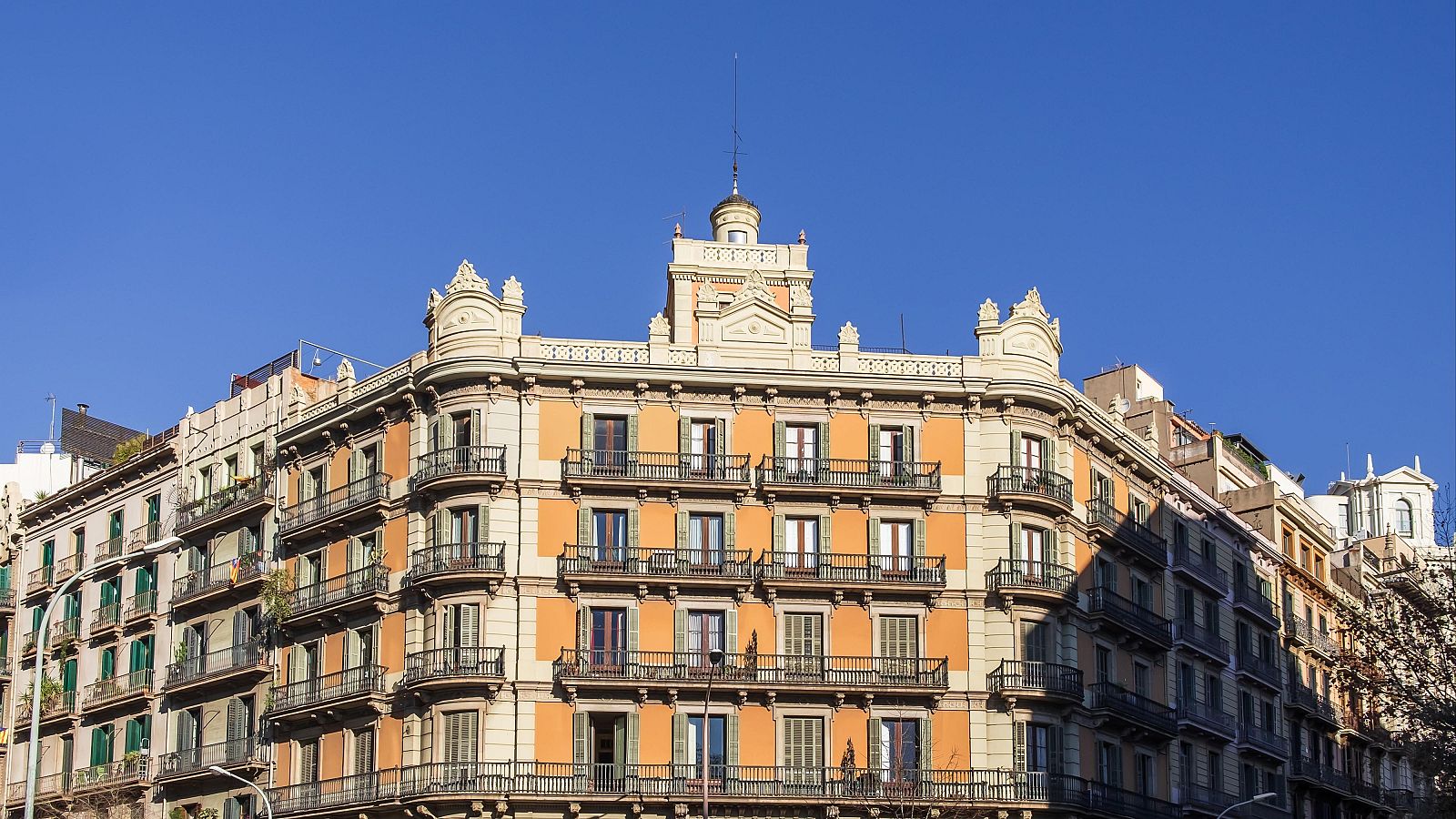 El 90% de inquilinos en Madrid y Barcelona tienen un contrato de alquiler temporal, según un estudio - Telediario 1 | Ver