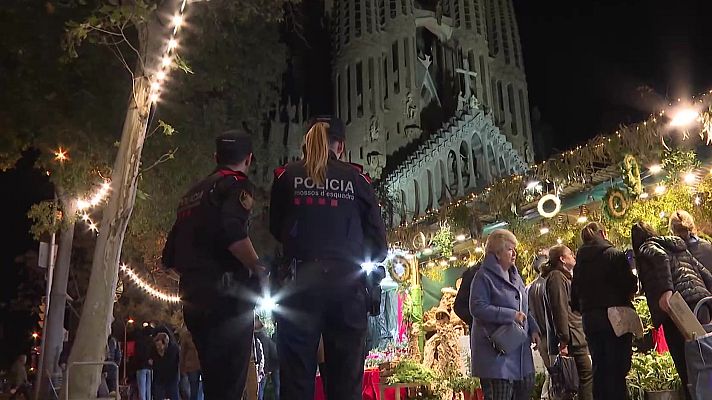 Telediario 1 - Los Mossos refuerzan su presencia en las calles de Barcelona ante las aglomeraciones de Navidad