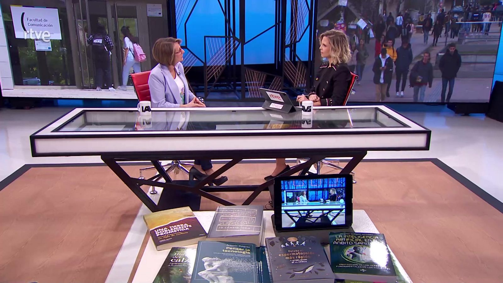 Mara Peterssen entrevista a Eva Alcón, presidenta de la CRUE, la Conferencia de Rectores de las Universidades Españolas.