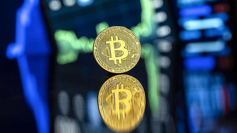El bitcoin hace historia: su precio ha superado los 100.000 dólares | Ver