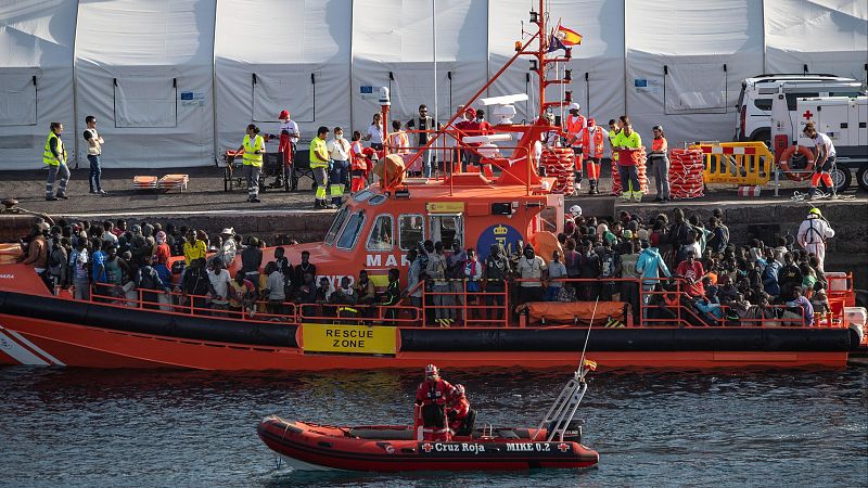 El PP carga contra el Gobierno por "imponer" su política migratoria y Vox les pide "distancia infinita" con Sánchez