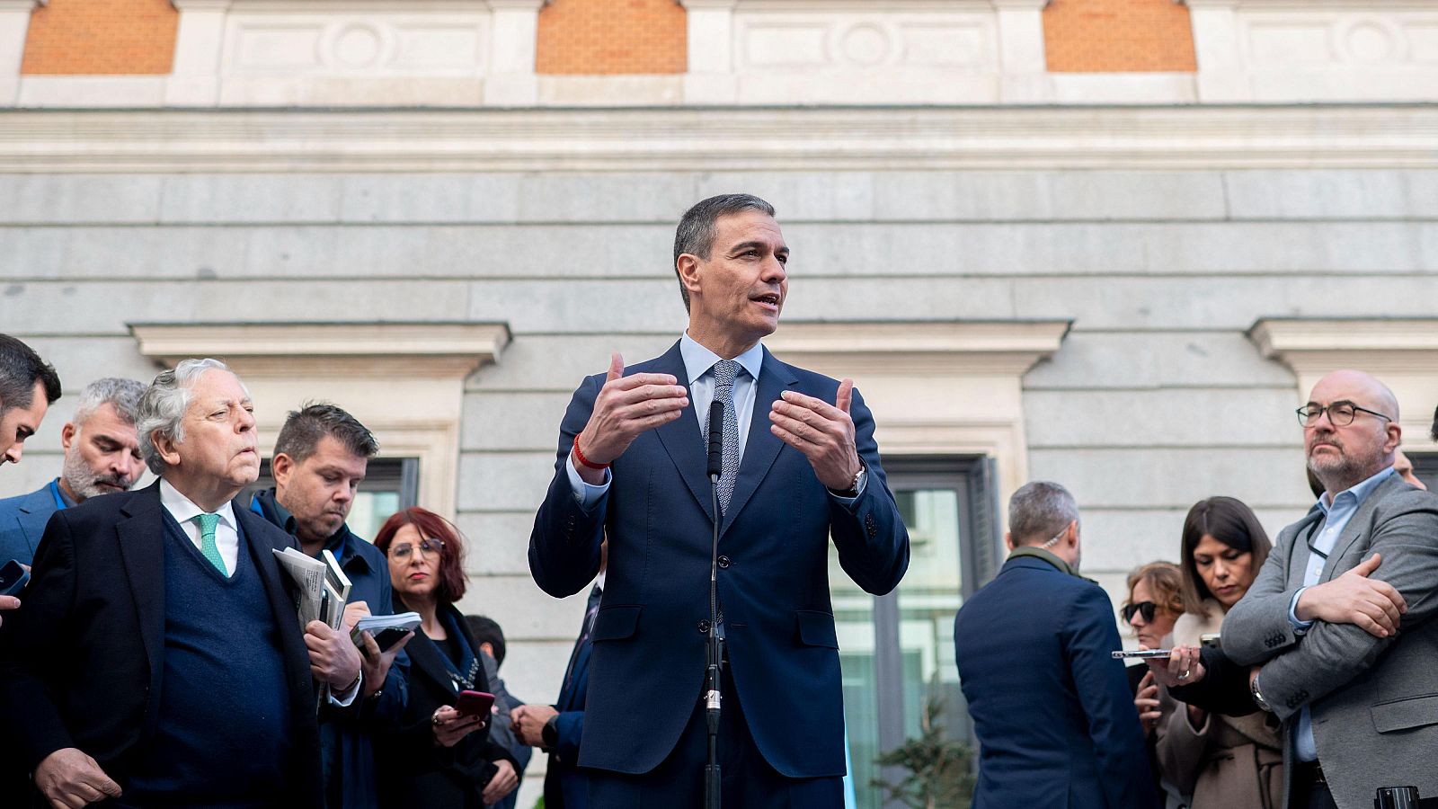 Constitución: Sánchez y Feijóo escenifican sus diferencias | Ver