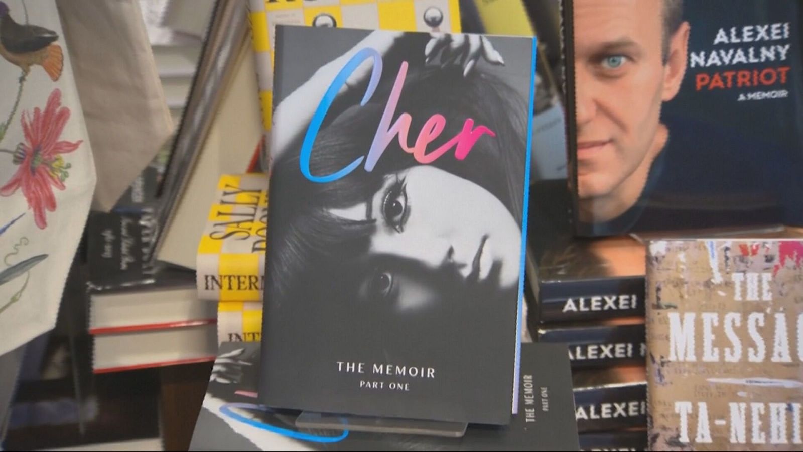 Cher publica la primera parte de sus memorias en inglés - Telediario 1 | Ver