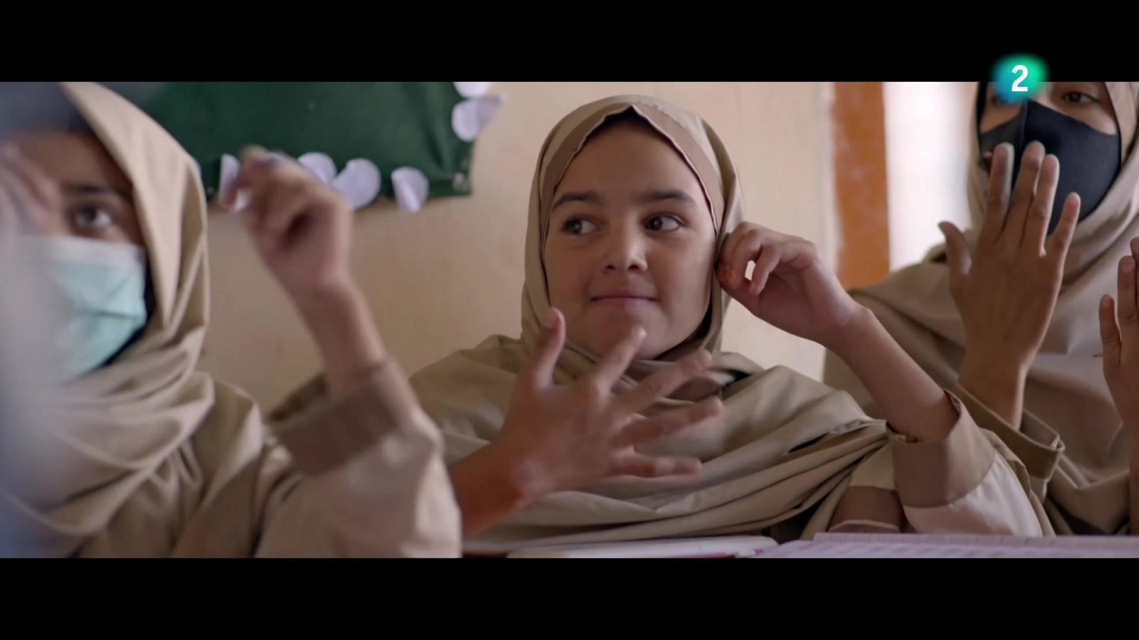 "Flying Hands", la historia de Aniqa y su hija sorda en Pakistán - En lengua de signos | Ver