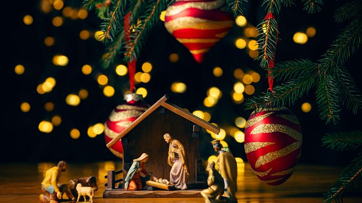 Telediario 2 - La decoración navideña, a debate en casa: ¿árbol o belén?