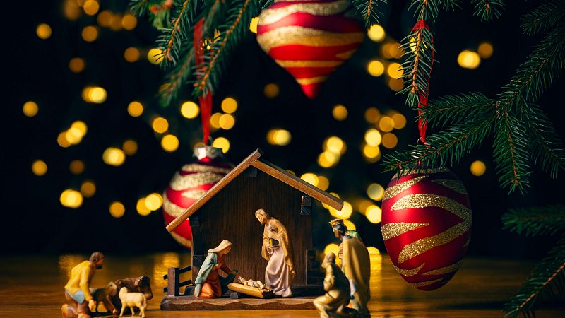 La decoración navideña, a debate en casa: ¿árbol o belén? - Telediario 2 | Ver