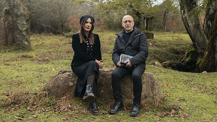Adelanto del episodio 288 de \"Página Dos\": Óscar López entrevista a una mujer en un entorno natural, mostrando un libro que parece ser el tema central.