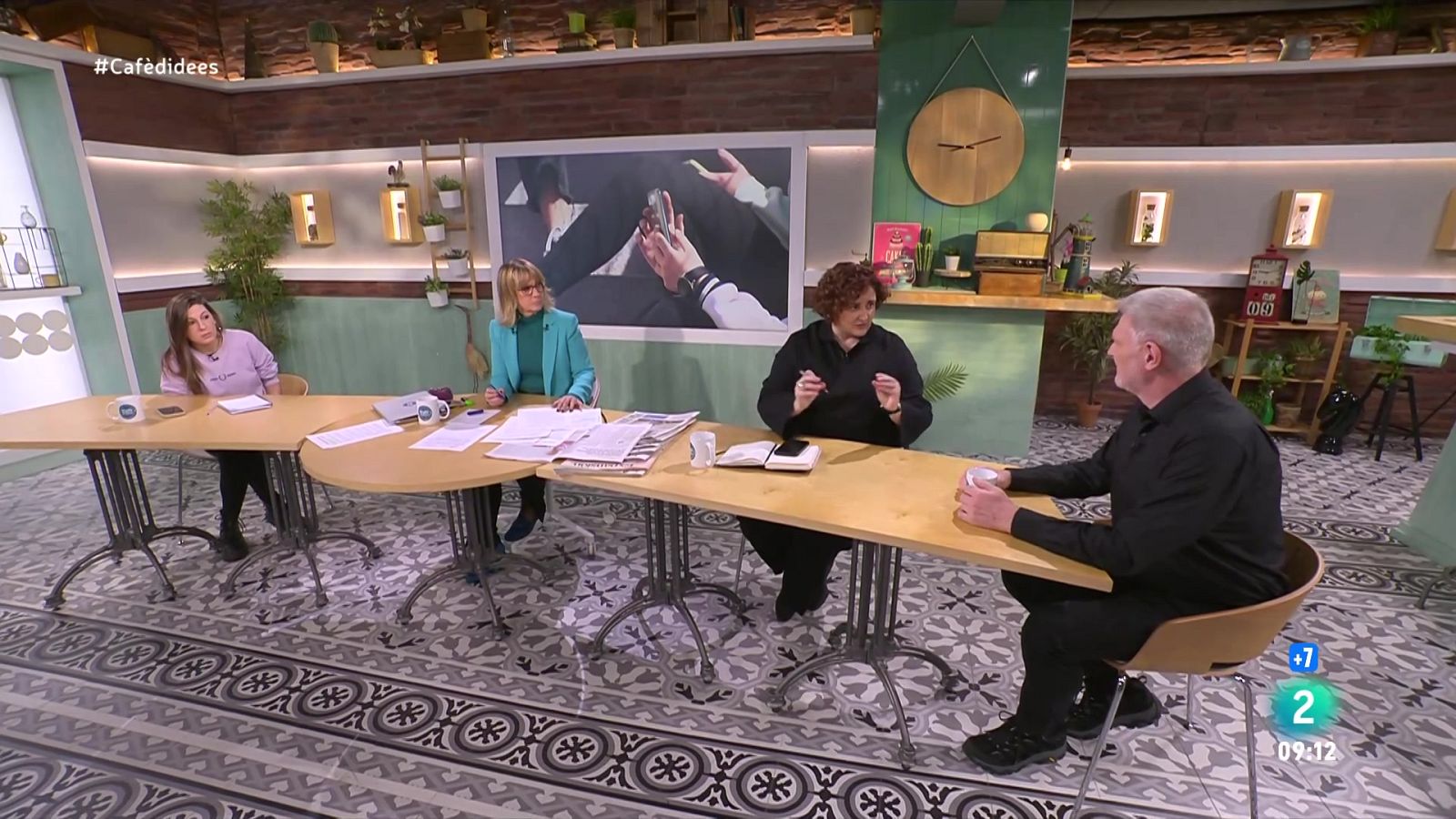 Gemma Nierga entrevista el president de la Taula del Tercer Sector. Parlem amb de l'ús de les pantalles. I connectem amb Gabriel Garroum