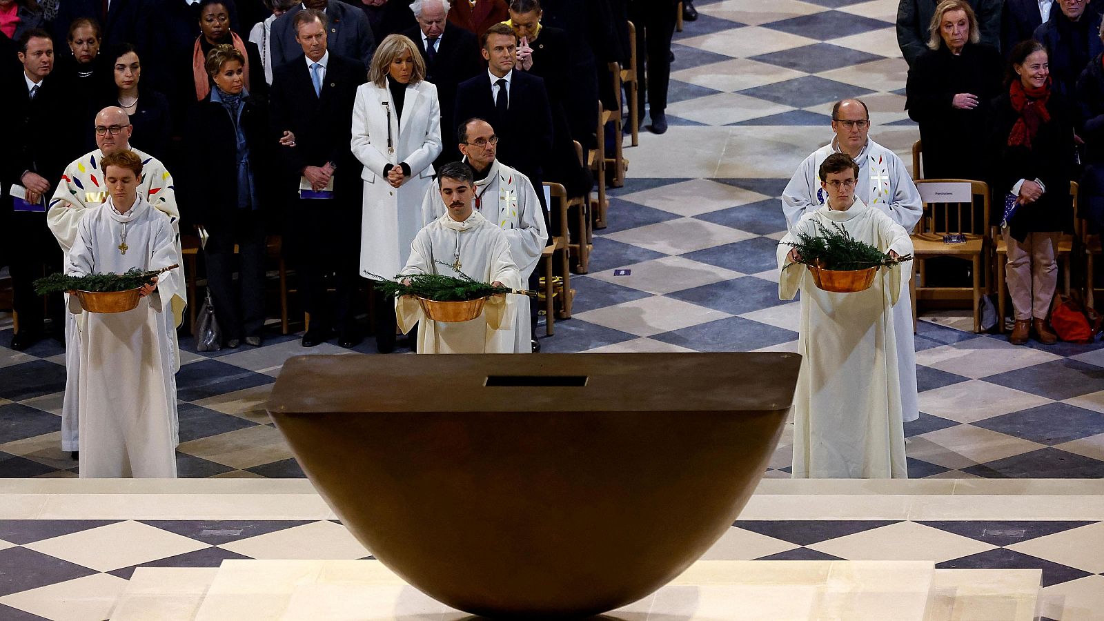 El Gobierno dice que la invitación a Notre Dame era intransferible | Ver