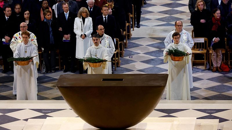 El Gobierno dice que la invitación a Notre Dame era intransferible | Ver