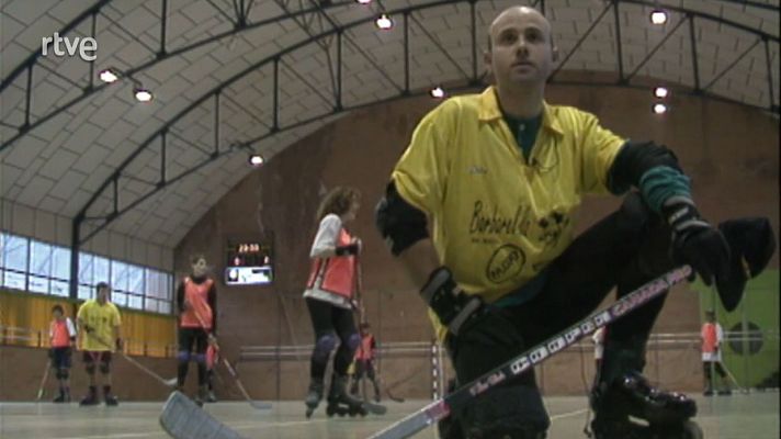Arxiu TVE Catalunya - A Berga practiquen una nova modalitat d'hoquei, en línia