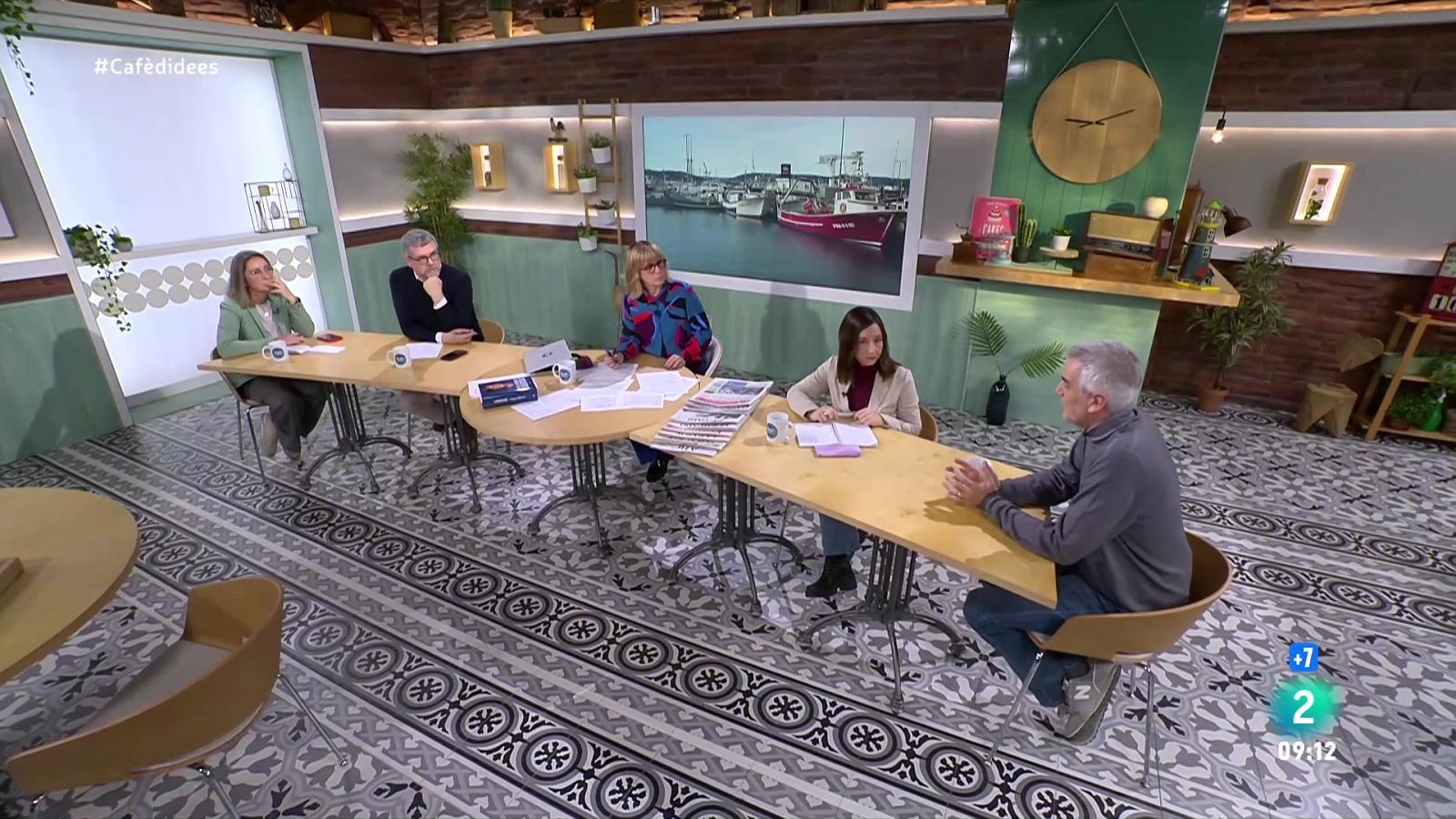 Gemma Nierga entrevista la diputada i exconsellera. María-Paz López presenta el llibre de l'excancellera alemanya. I parlem amb un pescador