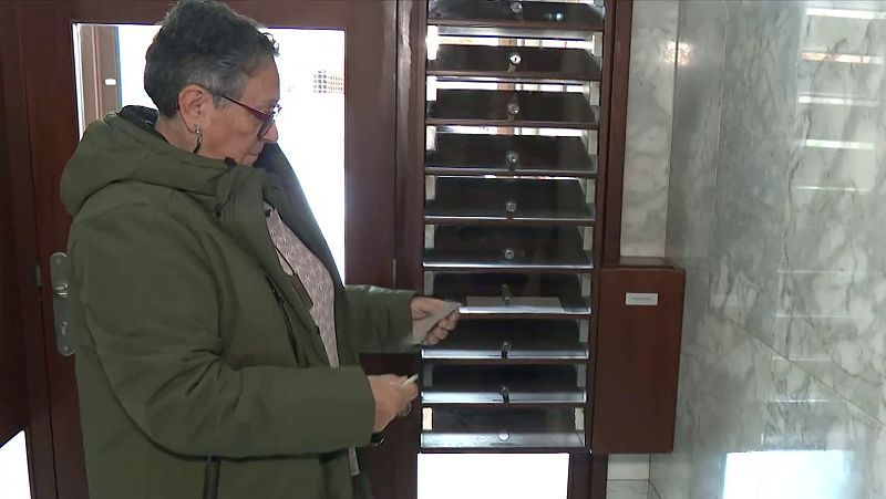 Llega a Vic una postal enviada hace 34 años desde Londres | Ver