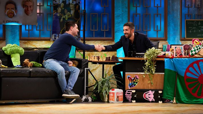 La Revuelta - Broncano juega al ajedrez con el campeón de España