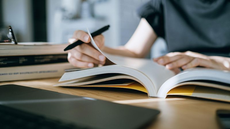 Los españoles, por debajo de la UE y la OCDE en matemáticas, lectura y resolución de problemas - Telediario 2 | Ver