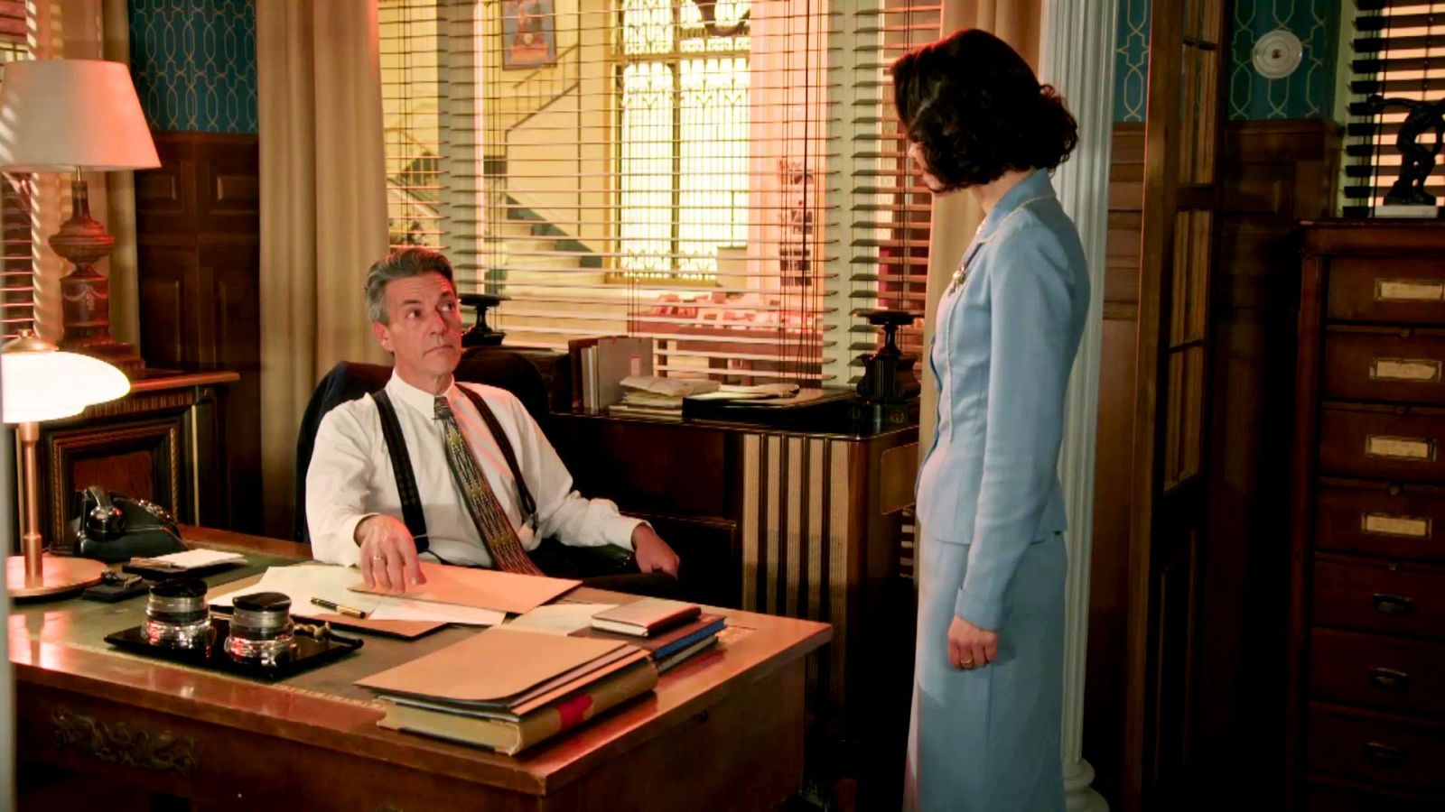 Lázara se enfrenta a Emiliano - Salón de té La Moderna | Ver