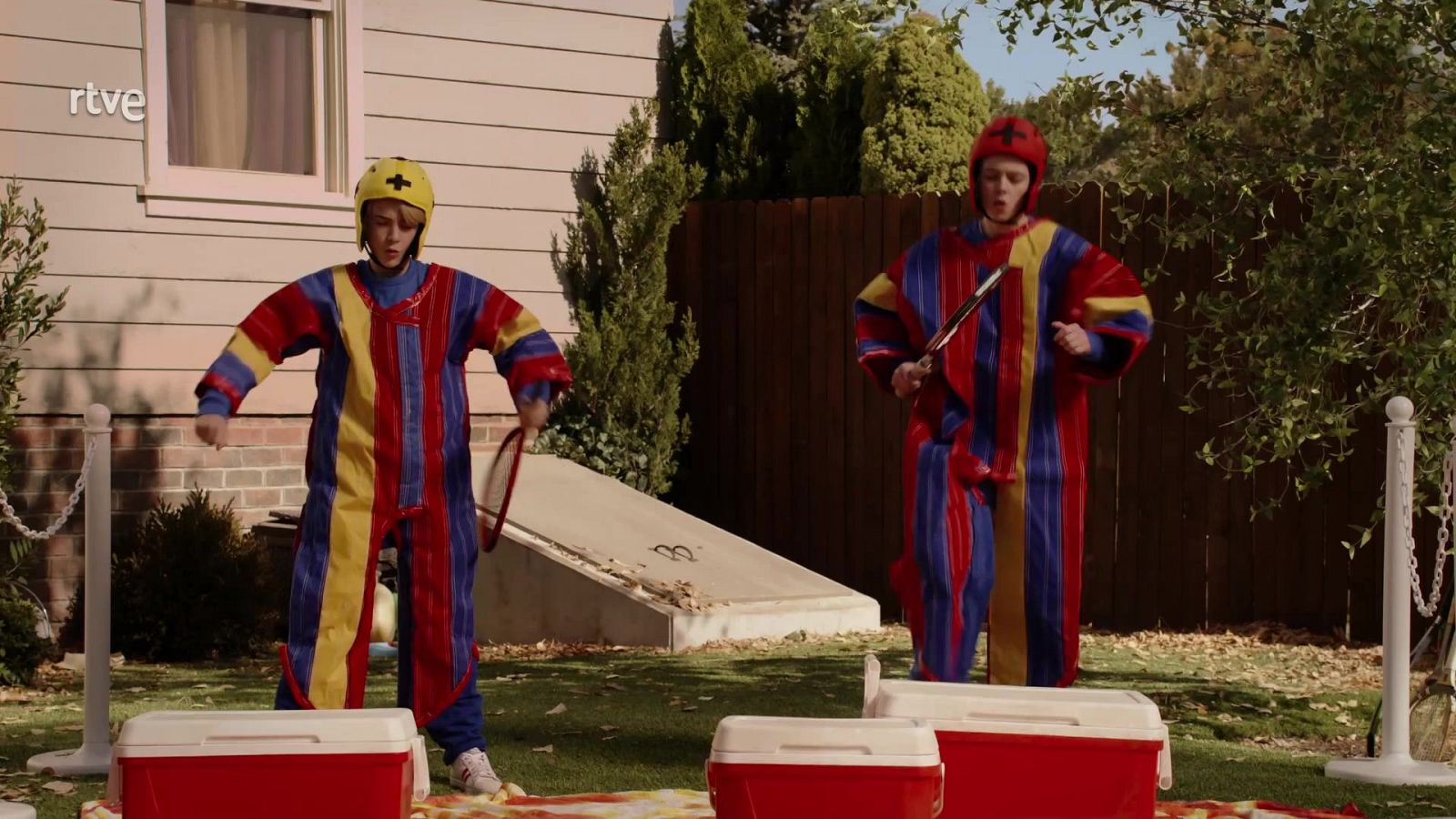 Hermanos confraternizados - Una verdadera casa de locos | Ver