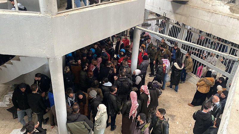 Familiares de los desaparecidos se aglomeran en la entrada de la prisión de Sednaya | Ver