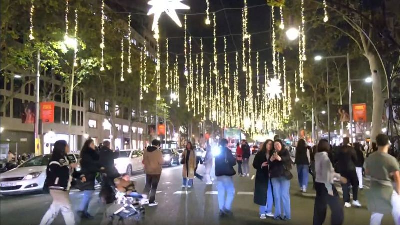 Peligro de atropello en Barcelona por los 'selfies' navideños | Ver