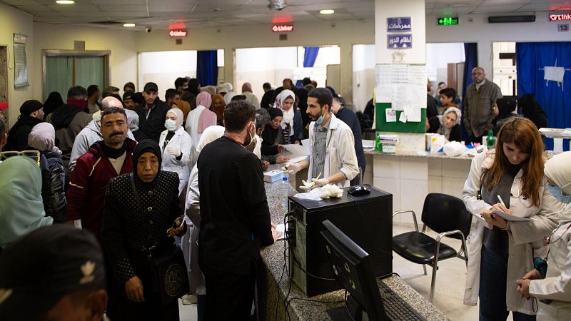 Los familiares de los desaparecidos de Sednaya buscan a sus seres queridos en los hospitales de Damasco | Ver