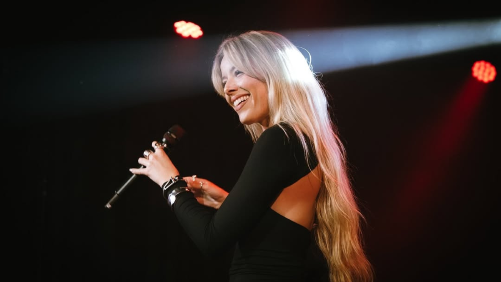 Marina Reche continúa con su gira a base de pop melancólico | Ver