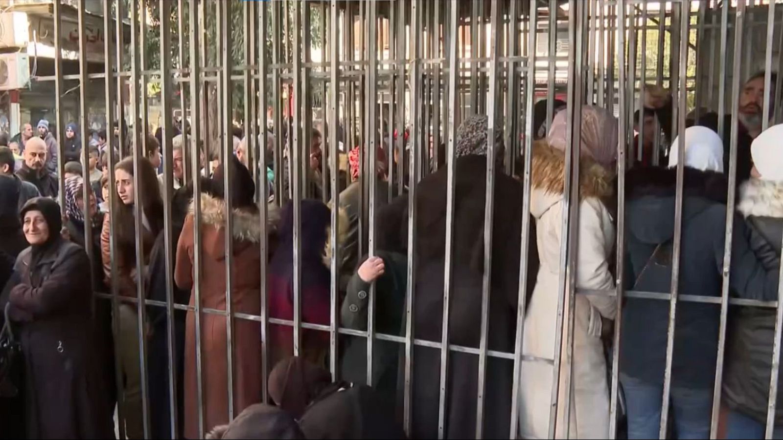 Las colas de la miseria en Siria | Ver