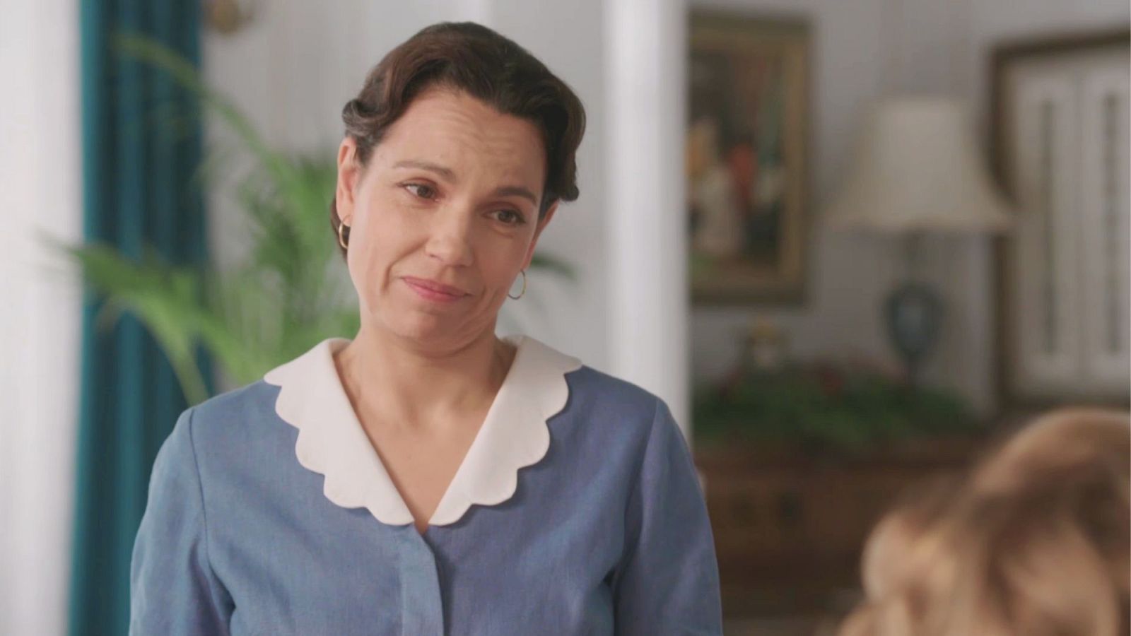 Pepita le ofrece ayuda a Maruja - Salón de té La Moderna | Ver