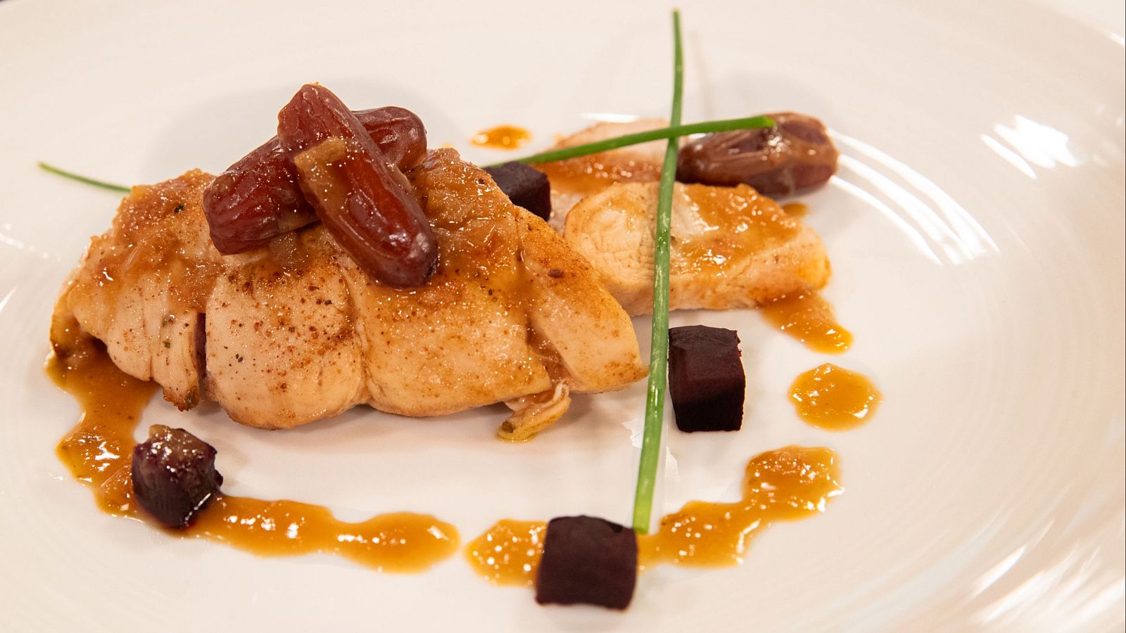 Pavo asado con dátiles y humus de zanahoria y batatas - Saber vivir | Ver