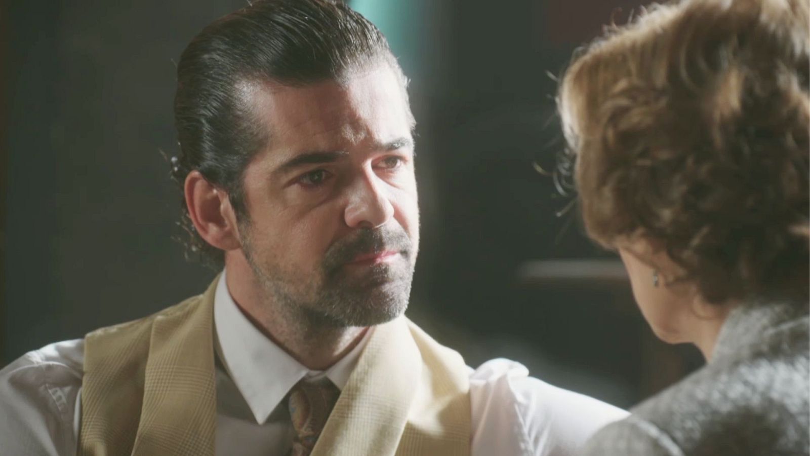 Emiliano apunta con una pistola a César y Maruja - Salón de té La Moderna | Ver