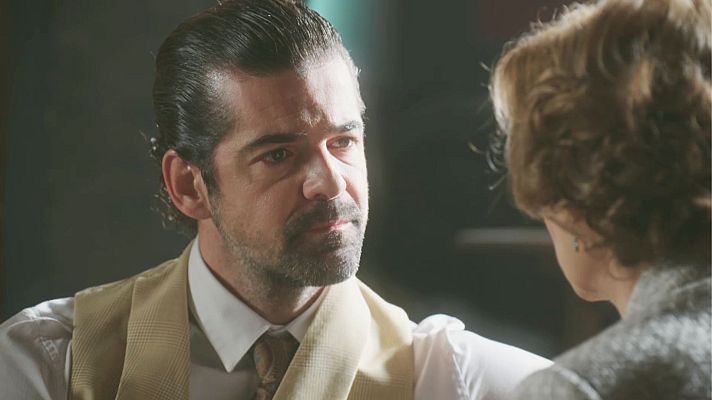 Salón de té La Moderna - Emiliano apunta con una pistola a César y Maruja