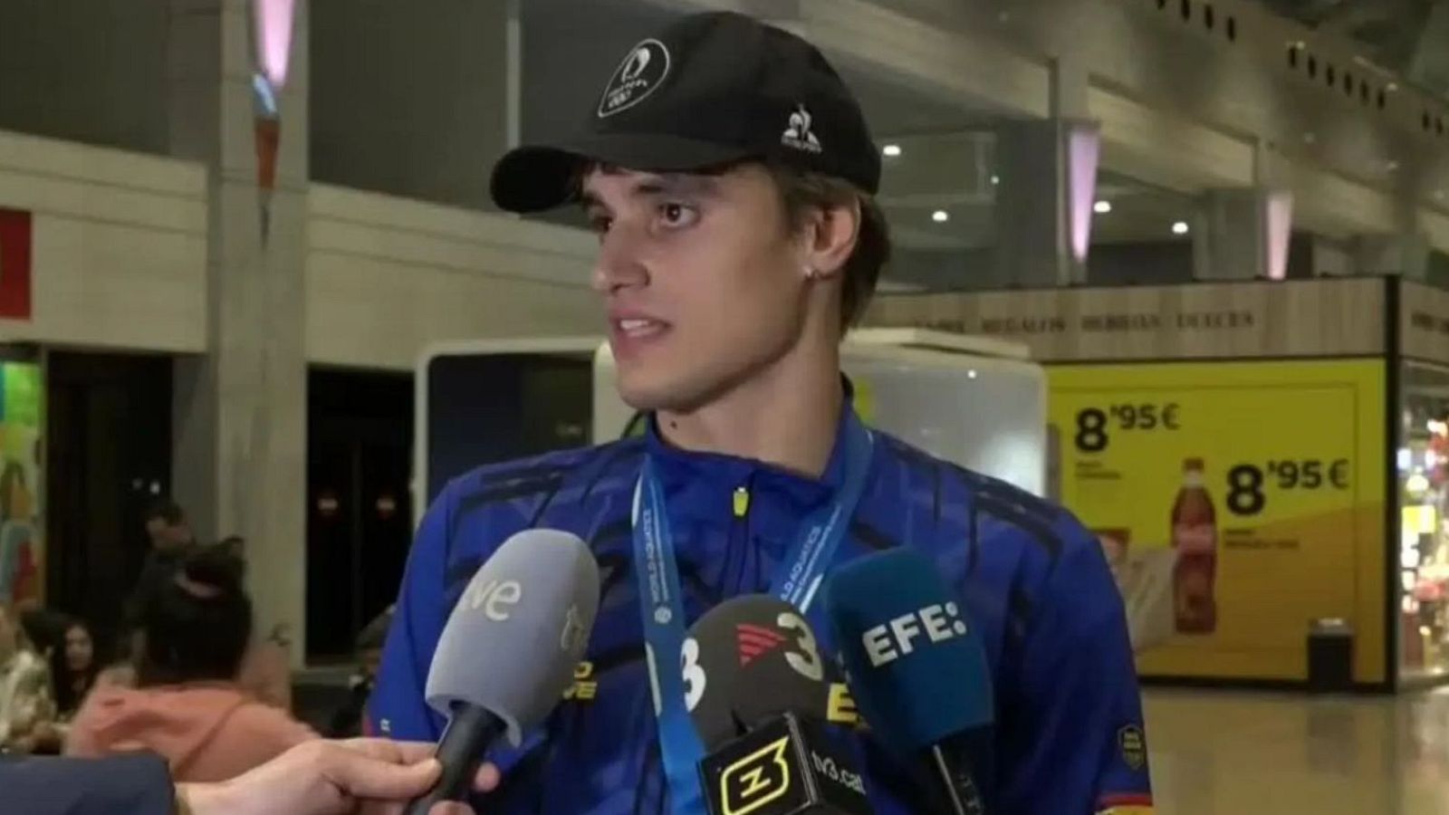 Carles Coll aterriza en España con su medalla de oro al cuello | Ver