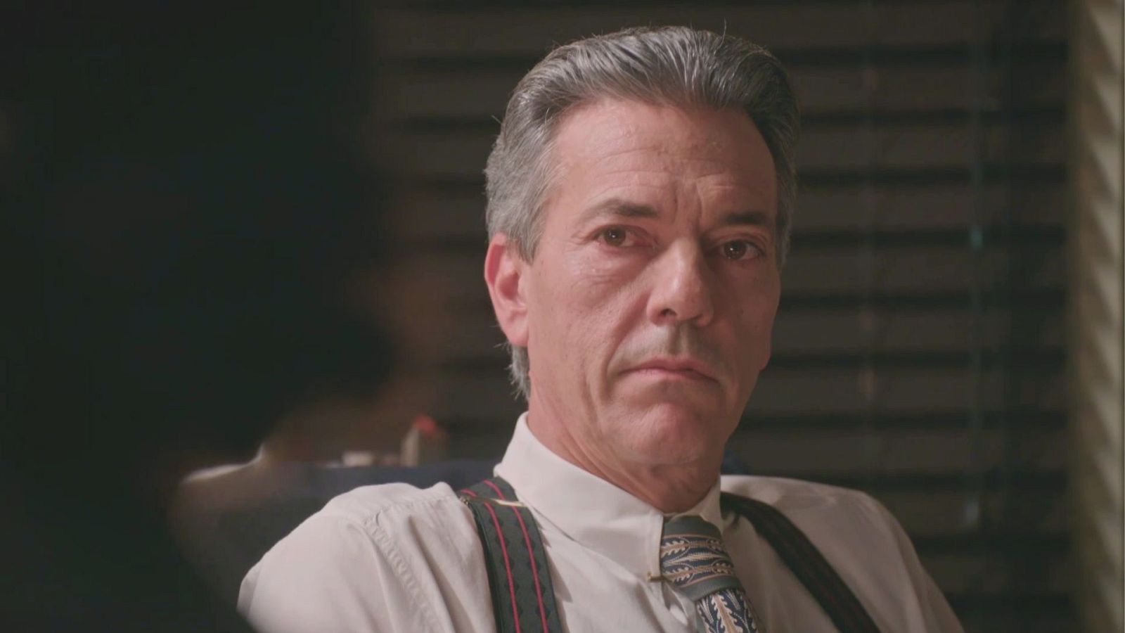 Emiliano tiene un plan para acabar con César - Salón de té La Moderna | Ver