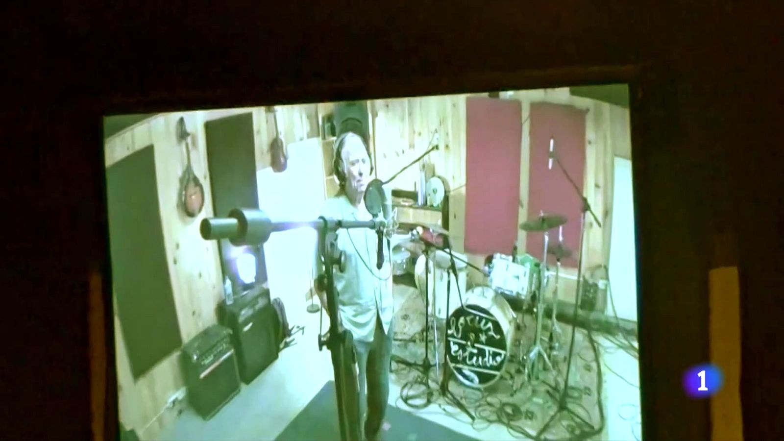 Serrat torna a gravar 'Paraules d'Amor' amb Al·lèrgiques al Pol·len i Ven'nus - L'Informatiu | Veure