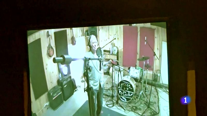 Serrat torna a gravar 'Paraules d'Amor' amb Al·lèrgiques al Pol·len i Ven'nus - L'Informatiu | Veure