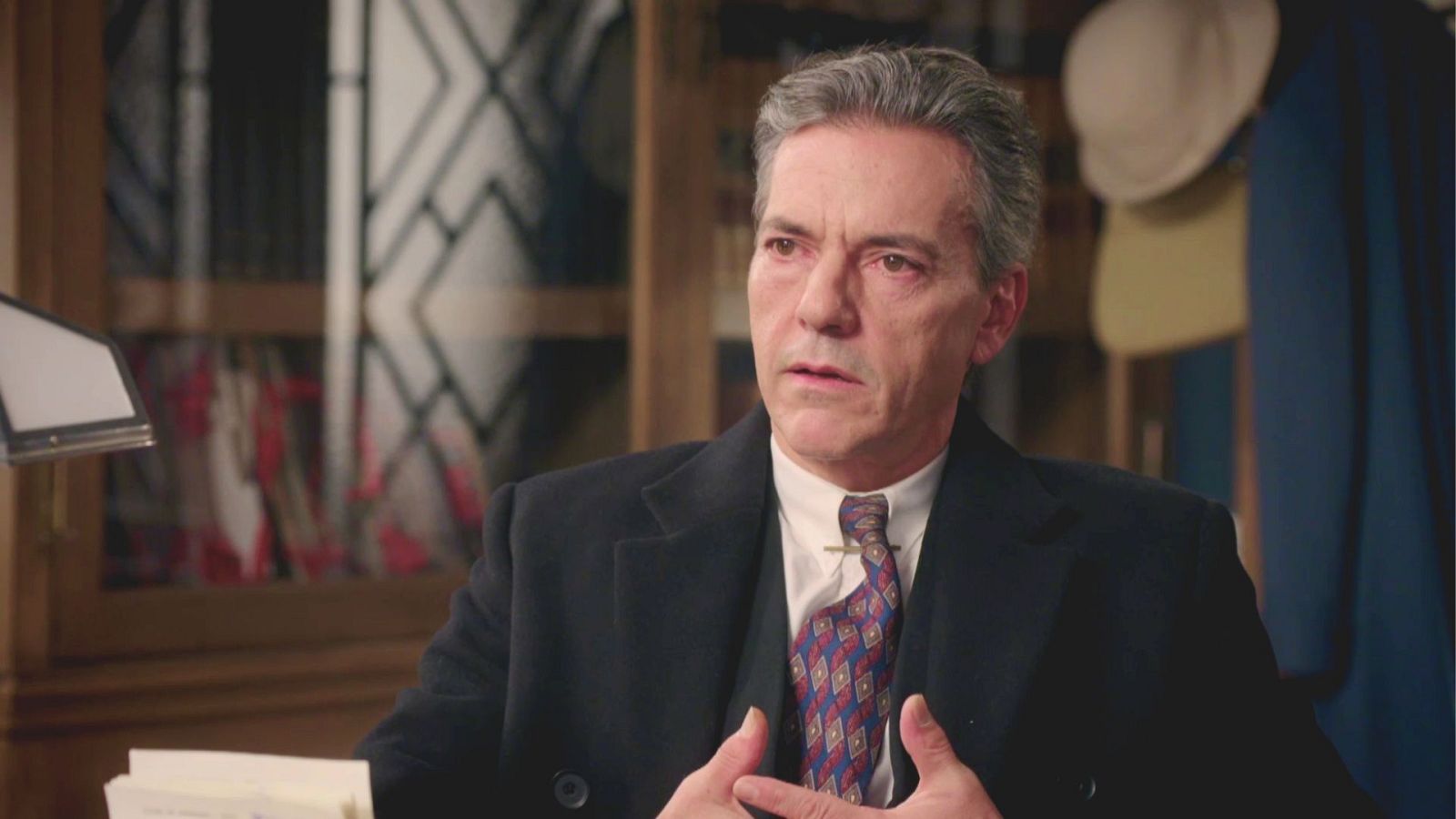 Lázara recibe órdenes de Emiliano para acabar con César - Salón de té La Moderna | Ver