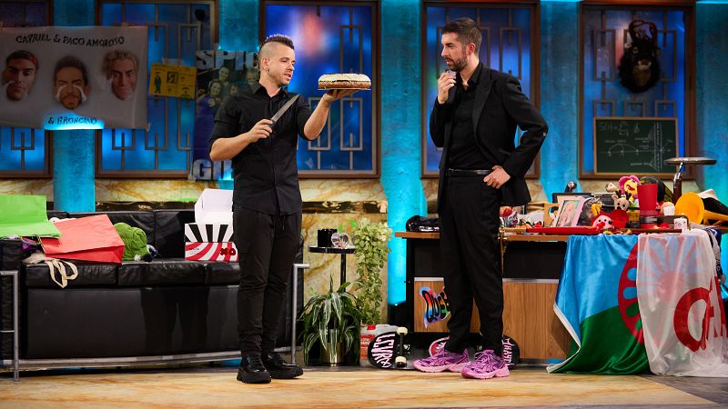 La Revuelta | Dabiz Muñoz enseña a Broncano a comer roscón 18/12/24 - La Revuelta | Ver