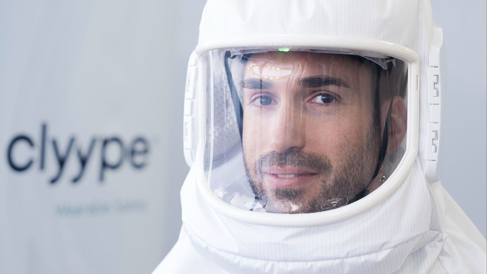 Diseñan un casco 100 veces más efectivo que una mascarilla | Ver