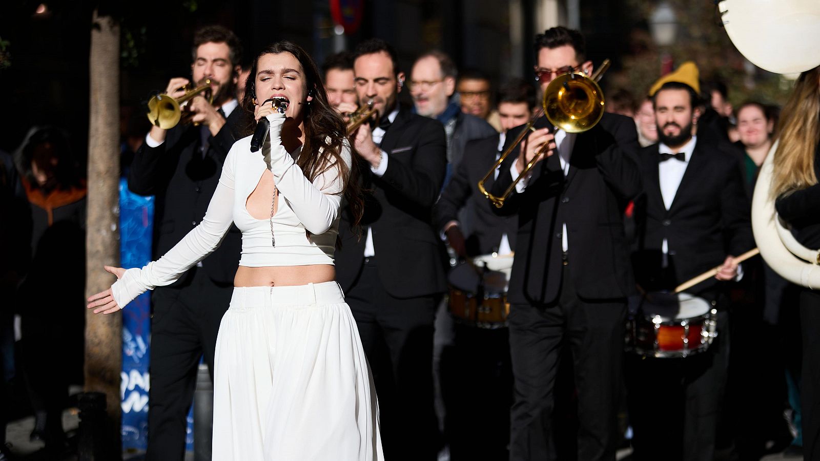 Del plat a la calle: Amaia arrasa con una actuacinhistrica en 'La Revuelta'