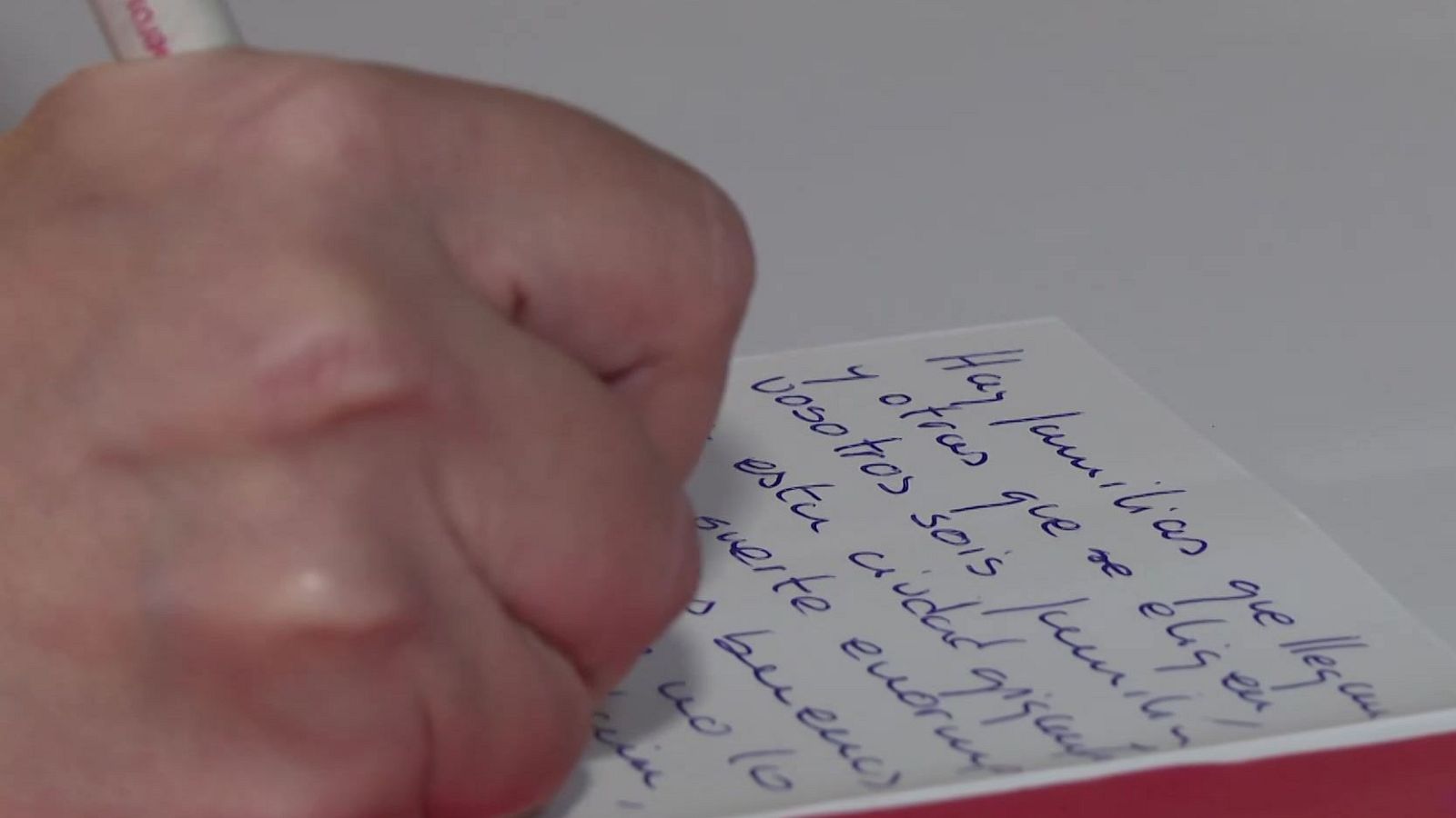 Enviar postales navideñas por correo: una tradición que perdura en el tiempo - Telediario 1 | Ver