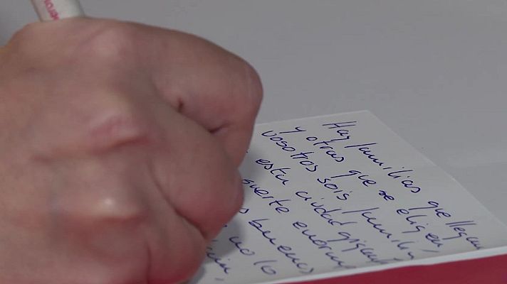 Telediario 1 - Enviar postales navideñas por correo: una tradición que perdura en el tiempo