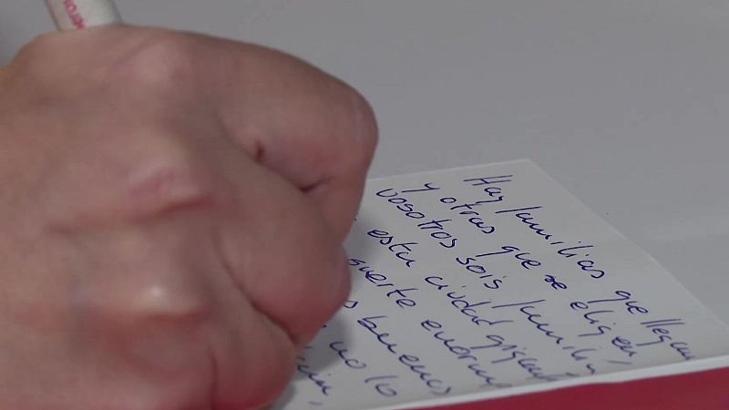 Enviar postales navideñas por correo: una tradición que perdura en el tiempo - Telediario 1 | Ver