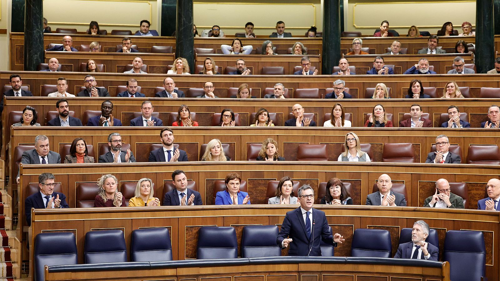 PP y Junts vuelven a coquetear juntos y tumban el impuesto a las energéticas | Ver